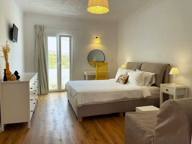 Room, Queen Bed, Pool and Sea View, Sofa، Adonis Hotel Studios & Apartments 2/3