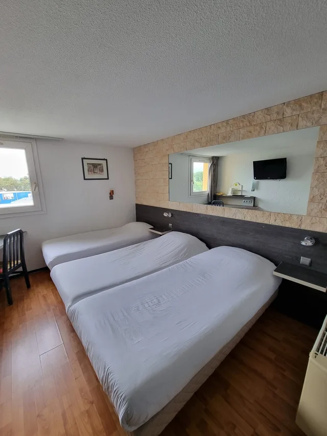 غرفة رباعية بسرير مزدوج وسريرين منفصلين، Hotel Le Relais Pau Lons 1/5