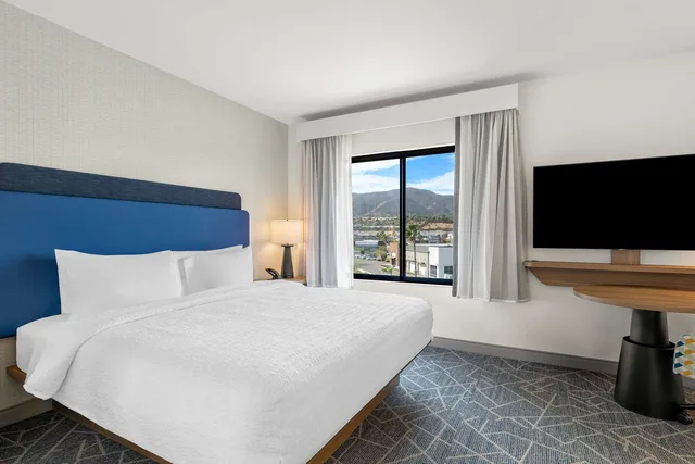 استوديو بسرير كينج مع أريكة لذوي الإعاقة، Hampton Inn and Suites Corona CA 1/2