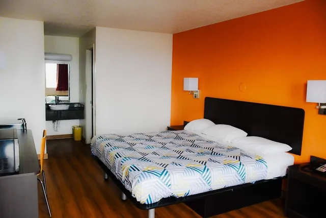 Deluxe, King Bed, Motel6 Rolla, MO 3/10