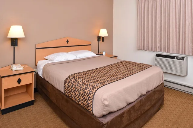 Suite, Queen Bed, Americas Best Value Inn & Suites Atlantic 2/3