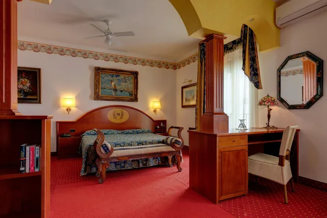 جناح بشرفة بإطلالة جزئية على البحر، Hotel Napoleon 1/6