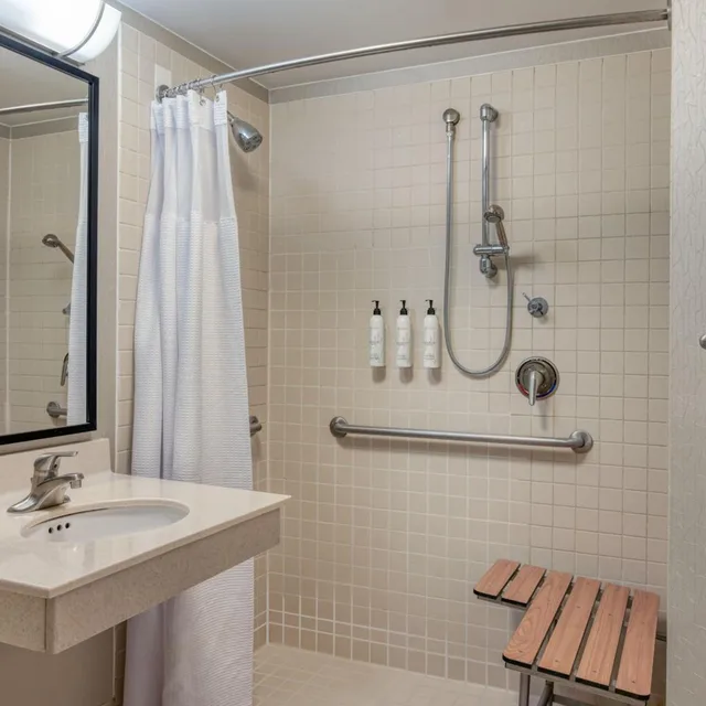 جناح بسرير كينج مع سرير سحّاب إضافي مع أريكة لذوي الإعاقة، SpringHill Suites by Marriott Terre Haute 4/6