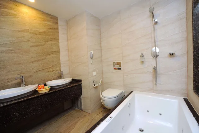 جناح جونيور بسرير كينج بإطلالة على البحيرة، Hotel Queens Park 5/6