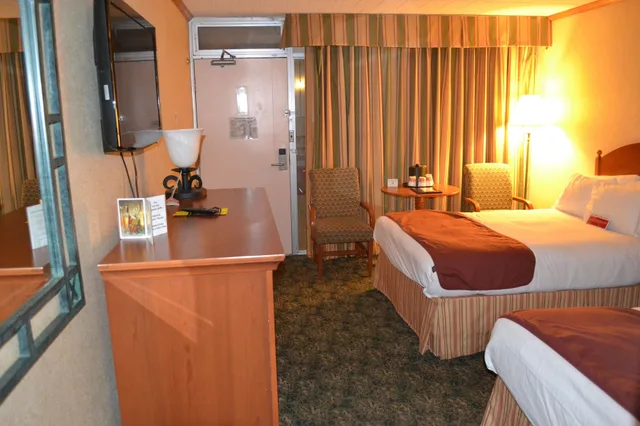 Room, 2 Double Beds, Exterior Entrance، Ramada by Wyndham State College Hotel & Conference Center 7/10