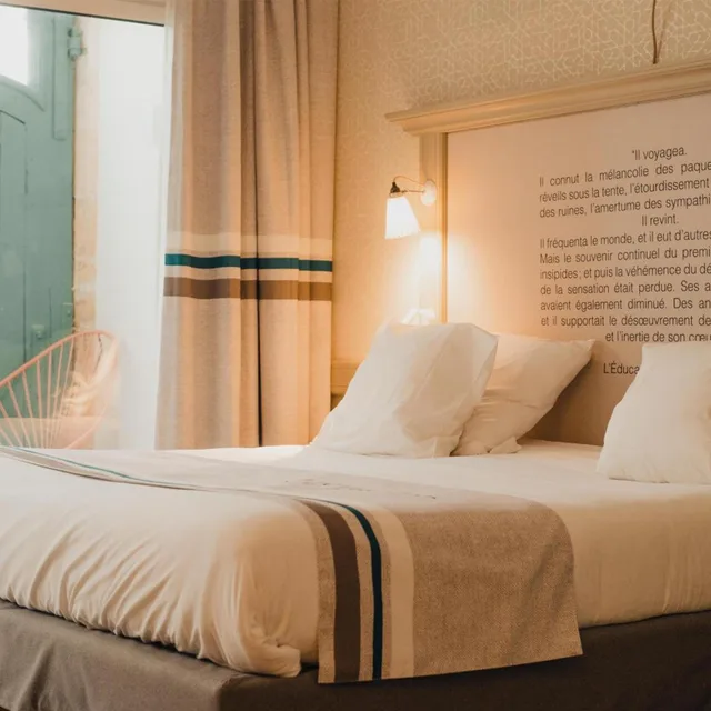 جناح جونيور بسرير كوين، Hotel Litteraire Gustave Flaubert, BW Signature Collection 4/10