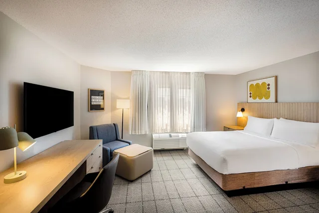 جناح بسرير كوين مع أريكة لذوي الإعاقة، Sonesta Simply Suites Birmingham Hoover 1/10
