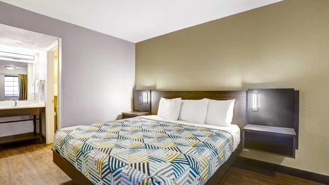 1 King Bed - ADA/Tub/Micfridge، Motel6 Amarillo, TX - Airport 2/5