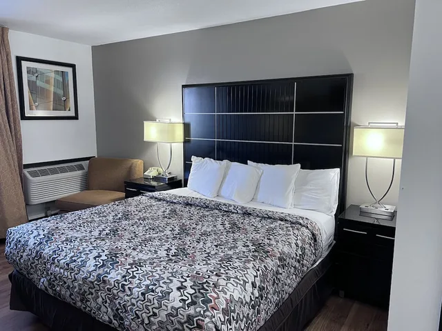 غرفة قياسية مفردة بسرير كينج، AmeriVu Inn - Park Falls 2/3