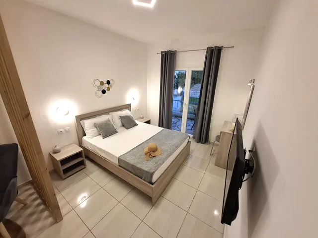 جناح عائلي رباعي، Yianetta Hotel 1/1