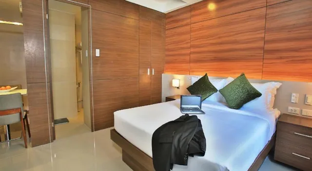 غرفة بزنس بريميير بسرير كوين للمدخنين، Valero Grand Suite By Swiss-Belhotel Makati 1/1