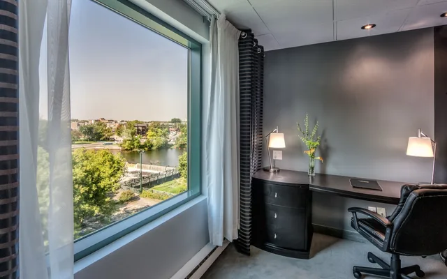 جناح سيغنتشر بسرير كينج بإطلالة على النهر مع أريكة، Hotel Chateau Joliette 3/3