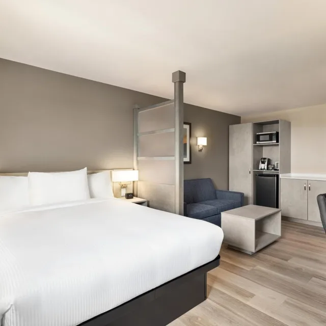 غرفة بزنس بسرير كينج وسرير كوين، Microtel Inn & Suites Montreal Airport-Dorval QC 1/4