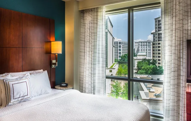 جناح بغرفتي نوم بحوض استحمام لذوي الإعاقة، Residence Inn by Marriott Arlington Courthouse 1/7