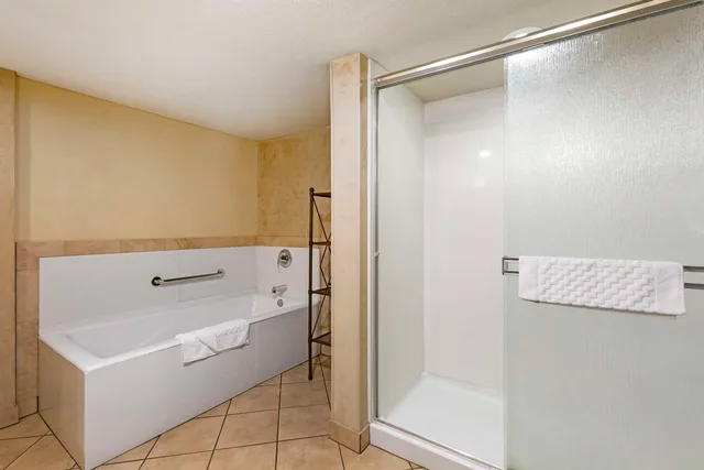 جناح بسرير كينج مع أريكة، Best Western Plus Raton Hotel 4/4