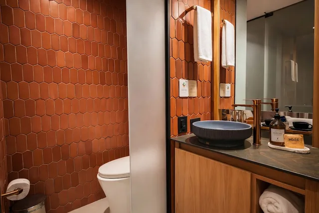 Superior, Queen Bed, Balcony, Heiss Hotel 8/10