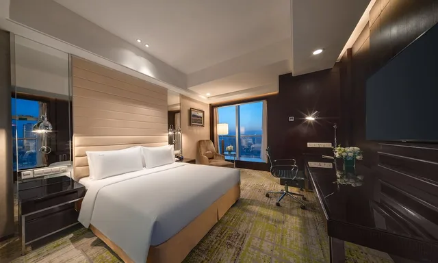 Soho, Standard, King Bed, with View, Holiday Inn Focus Square 5/8