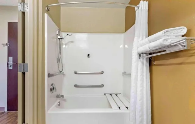 غرفة بسرير كوين لغير المدخنين بمطبخ، Studio 6 Extended Stay Chicago Vernon Hills Lincolnshire IL 8/8