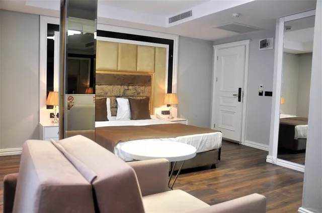 غرفة سوبيريور ثلاثية بسرير كينج وسرير فردي بشرفة، Pell Palace Hotel and Spa 4/10