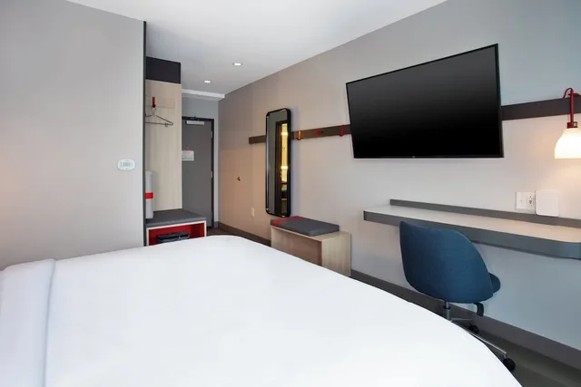 غرفة قياسية بسرير كينج لذوي الإعاقة، avid hotels Detroit - Warren 4/9