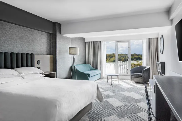 Room, King Bed, Falls View, Balcony, Sheraton Fallsview Hotel 1/5
