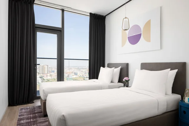 غرفة بريميير بسرير كينج وسرير كوين وسريرين منفصلين بـ3 غرف نوم، Citadines Flatiron Phnom Penh 3/8