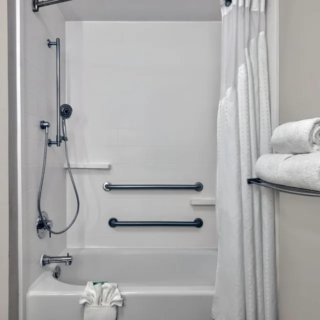 جناح لذوي الإعاقة، Holiday Inn Express Hotel Suites Kansas City Airport 7/9