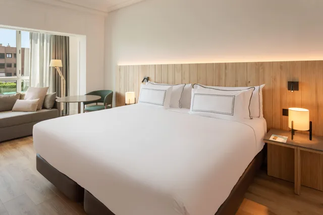 غرفة سوبيريور بإطلالة على المسبح، Melia Madrid Barajas 6/9