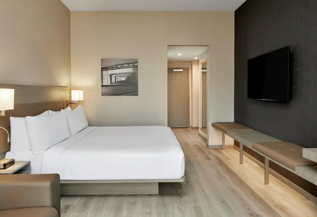 غرفة بسرير كينج بإطلالة على المدينة مع أريكة، AC Hotel by Marriott Durham 2/4