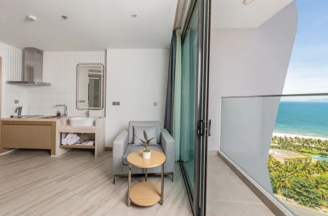 استوديو بسرير كينج بشرفة بإطلالة جزئية على البحر، Awaken Danang Hotel 4/4