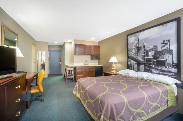غرفة بسرير كينج للمدخنين، Super 8 by Wyndham Harrison OH 4/8