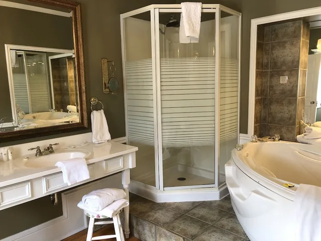 Royal, Port, Queen Bed، Leaside Manor By The Leaside Group 4/4