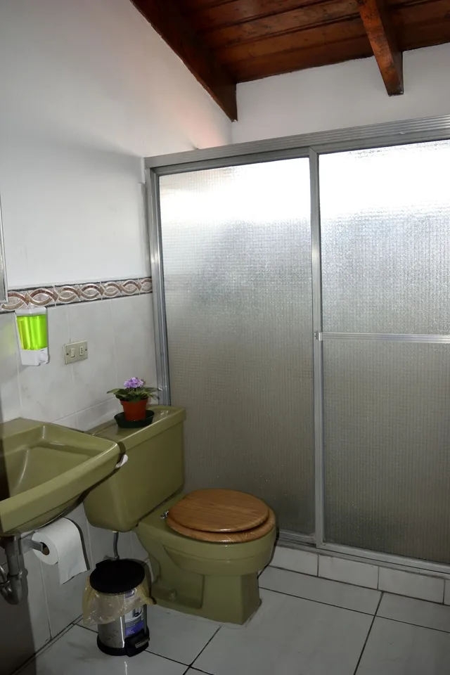Tower, Queen Bed, Shared Bathroom، Oh Espana 5/5