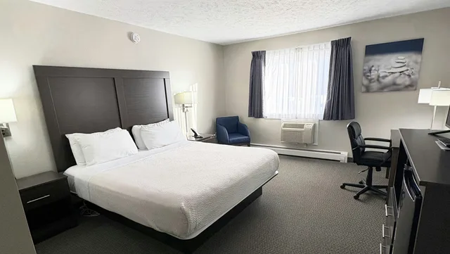 غرفة بسرير كينج، Magnuson Grand Pioneer Inn And Suites 2/4