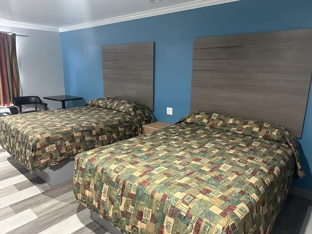Basic, 2 Queen Beds, Palm Inn Riverside 2/6