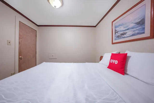 2 Bedrooms, Suite, 2 Queen Beds, OYO Hotel Portland OR near Airport 1/6