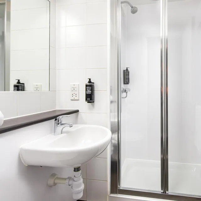 غرفة قياسية بسرير فردي وثلاثة أسرّة، ibis budget London Heathrow Central 6/8