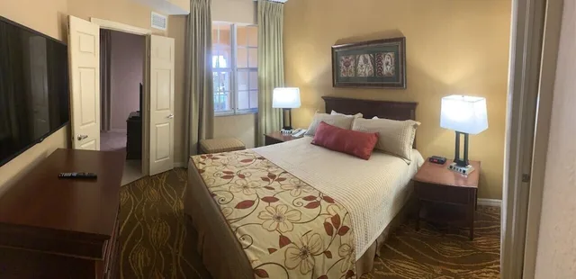 جناح بسرير كوين بإطلالة على المسبح بغرفة نوم واحدة، Mizner Place At Weston Town Center 3/5
