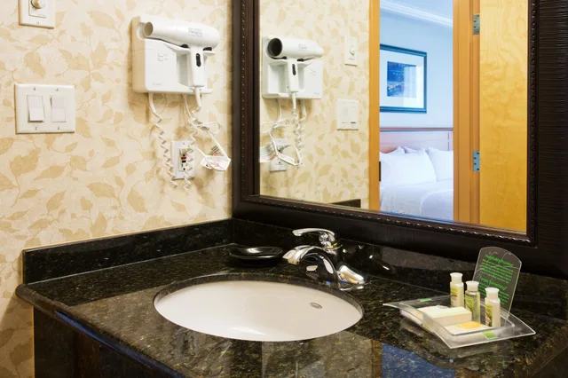 غرفة قياسية بسريرين كوين، DoubleTree by Hilton North Vancouver 4/4