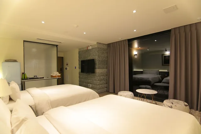 غرفة ملكية بسرير مزدوج وسرير فردي بشرفة، Hotel Gite 2/3