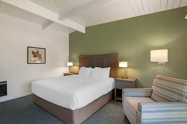 غرفة بسرير كوين بمطبخ، Best Western Plus Santa Barbara 3/7