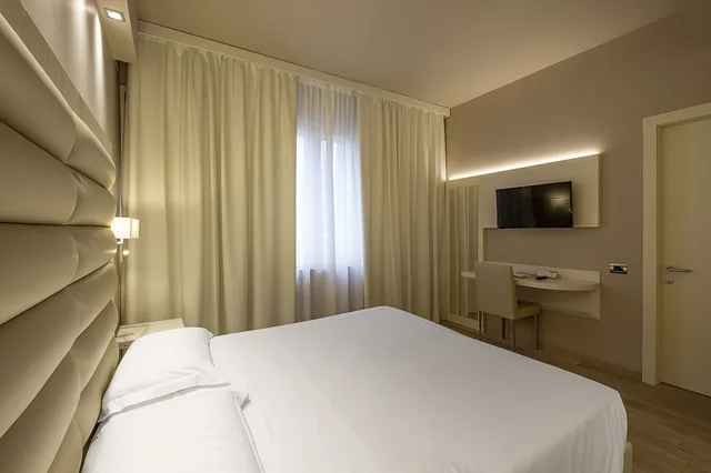 Deluxe, Twin Beds, Touring Ferrara 2/10