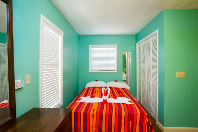 2 Bedrooms, Beach House, 2 King Beds, 2 Murphy Beds, 2 Queen Beds, 2 Bathrooms، Bananarama Dive and Beach Resort 2/3