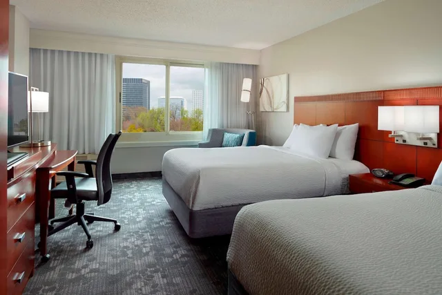 غرفة بسريرين مزدوجين بحوض استحمام لذوي الإعاقة، Sonesta Select Atlanta Midtown Georgia Tech 3/5