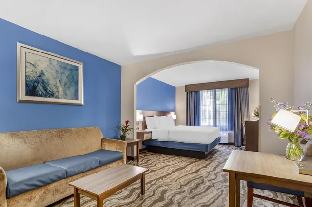جناح بسرير كينج بإطلالة على النهر مع أريكة بحوض جاكوزي، Best Western Plus River Escape Inn & Suites 5/9
