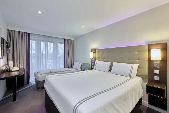 غرفة قياسية ثلاثية بسرير مزدوج وسرير فردي، Premier Inn Munchen City Schwabing Hotel 3/8