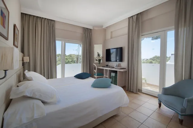 غرفة ثلاثية بإطلالة على البحر بشرفة، Hotel Cala d Or - Adults Only 2/9