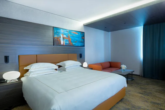 Deluxe, Double Bed, Emerald Hotel 2/9