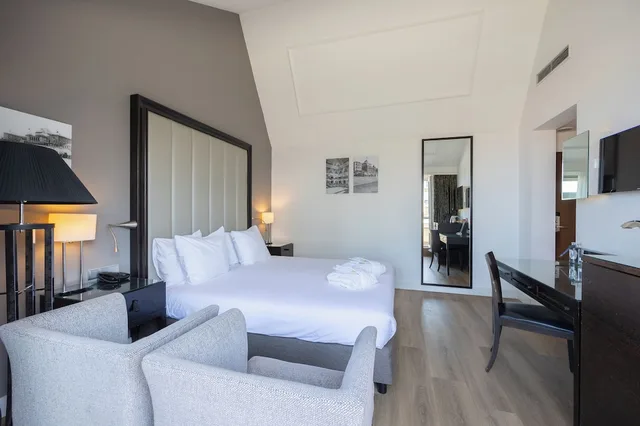 غرفة تنفيذية بسرير كينج بإطلالة على البحر، Grand Hotel Amrath Kurhaus 1/7
