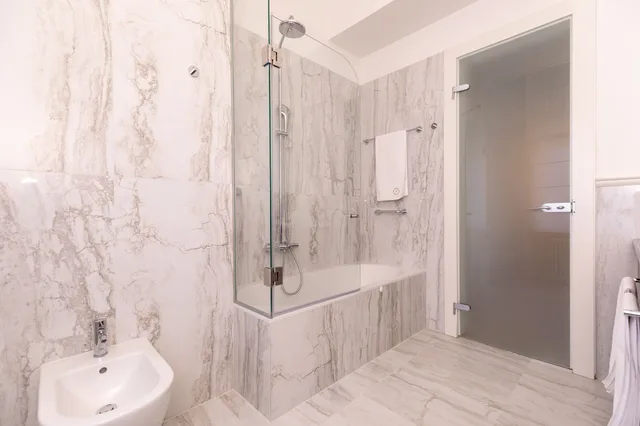جناح ديلوكس بسرير كينج وسرير كوين مع سرير سحّاب إضافي، Le Premier Boutique Hotel 4/7